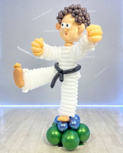 Каратист из воздушных шаров