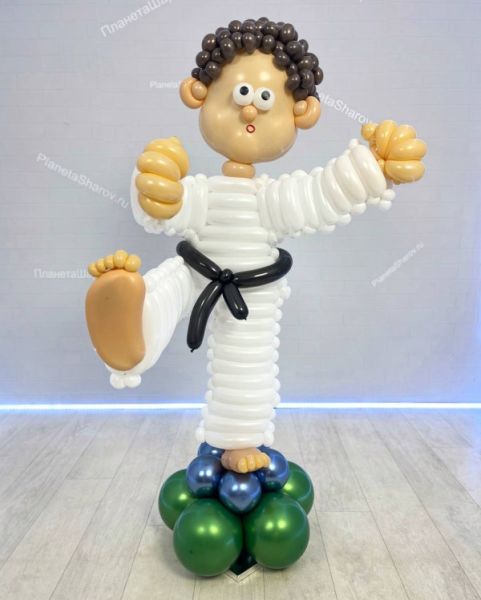 Каратист из воздушных шаров