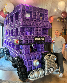 Сказочный автобус из шаров