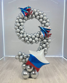 Цифра из воздушных шаров с самолётами