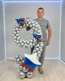 Цифра из воздушных шаров с самолётами