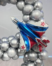 Цифра из воздушных шаров с самолётами