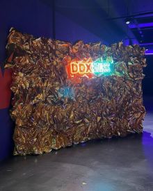 Фотозона с вывеской