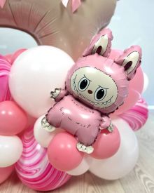 Композиция из шаров с лабубу