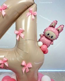 Композиция из шаров с лабубу