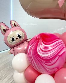 Композиция из шаров с лабубу