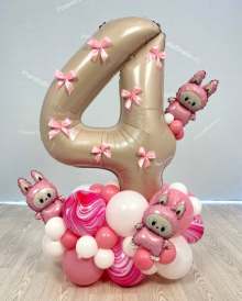 Композиция из шаров с лабубу