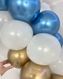 Бело синяя гирлянда из шаров