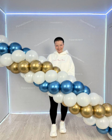 Бело синяя гирлянда из шаров