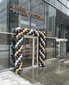 Арка из черно золотых шаров