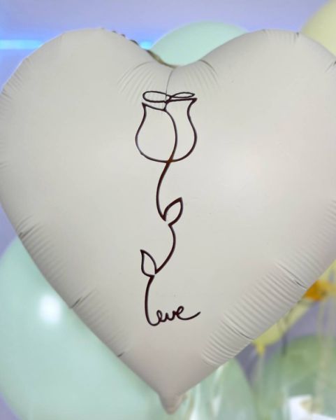 Фонтан из шаров на 8 марта